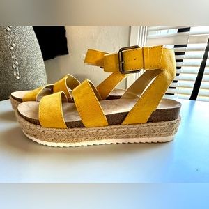 Universal Thread sz 8 yellow vegan suede platform, ankle strap sandals. 💛